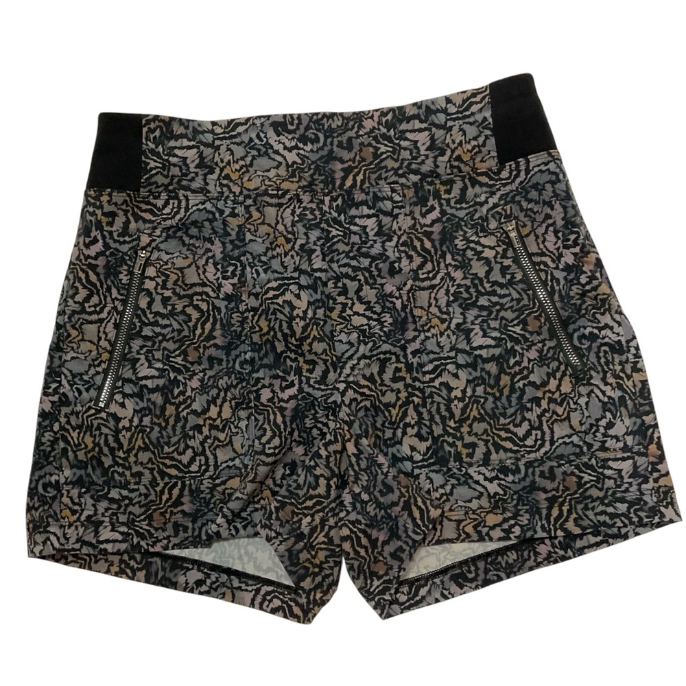 Athleta Trekki North Women’s Size 4
Mid Rise Hiking Shorts Black Print